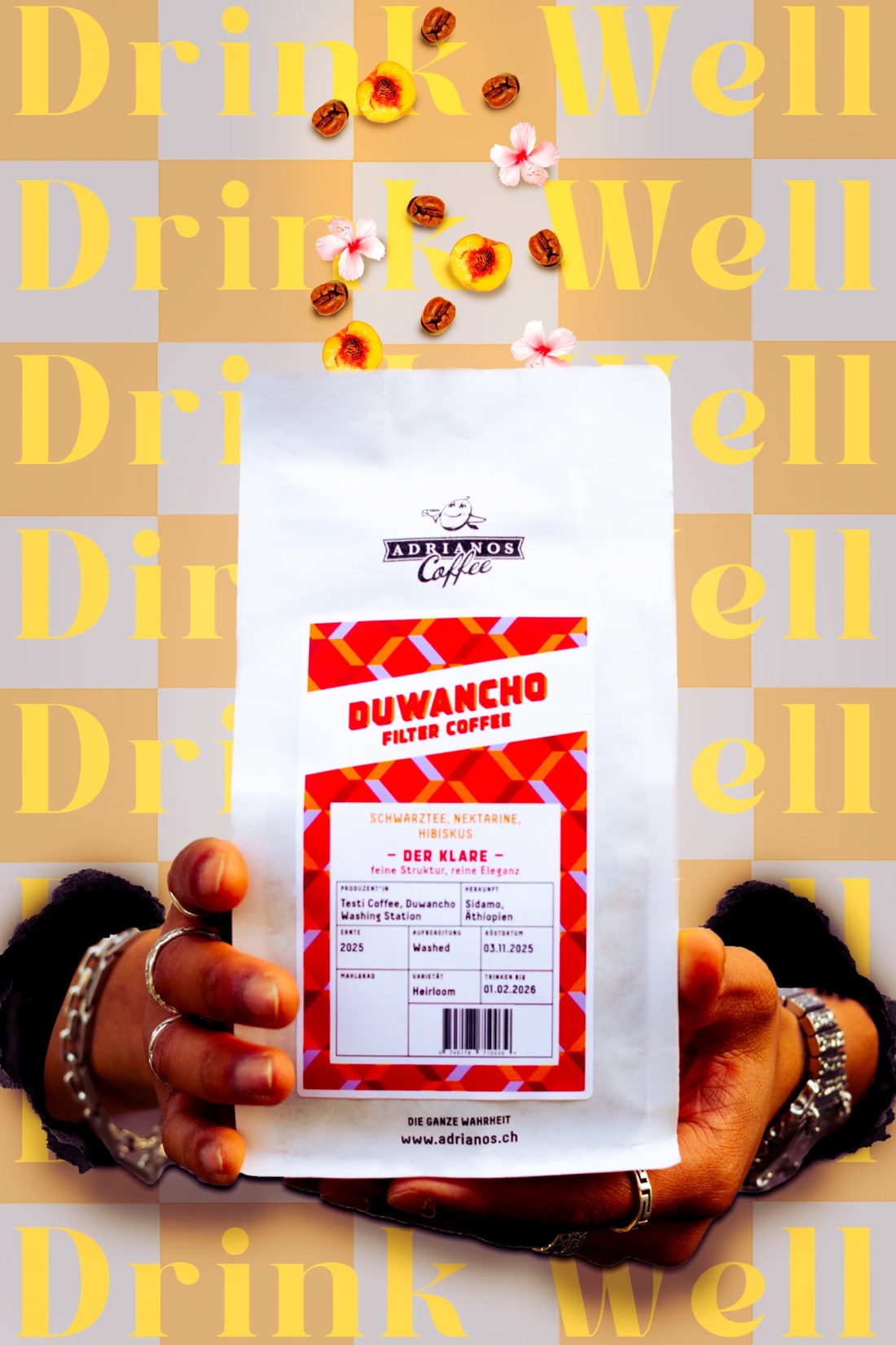 Zwei Hände halten eine weisse Kaffeeverpackung mit rotem Etikett «Duwancho Filter Coffee» vor einen Hintergrund, auf dem «Drink Well» in gelben Serifenbuchstaben wiederholt ist; von oben fallen Kaffeebohnen, halbierte Nektarinen und Hibiskusblüten.