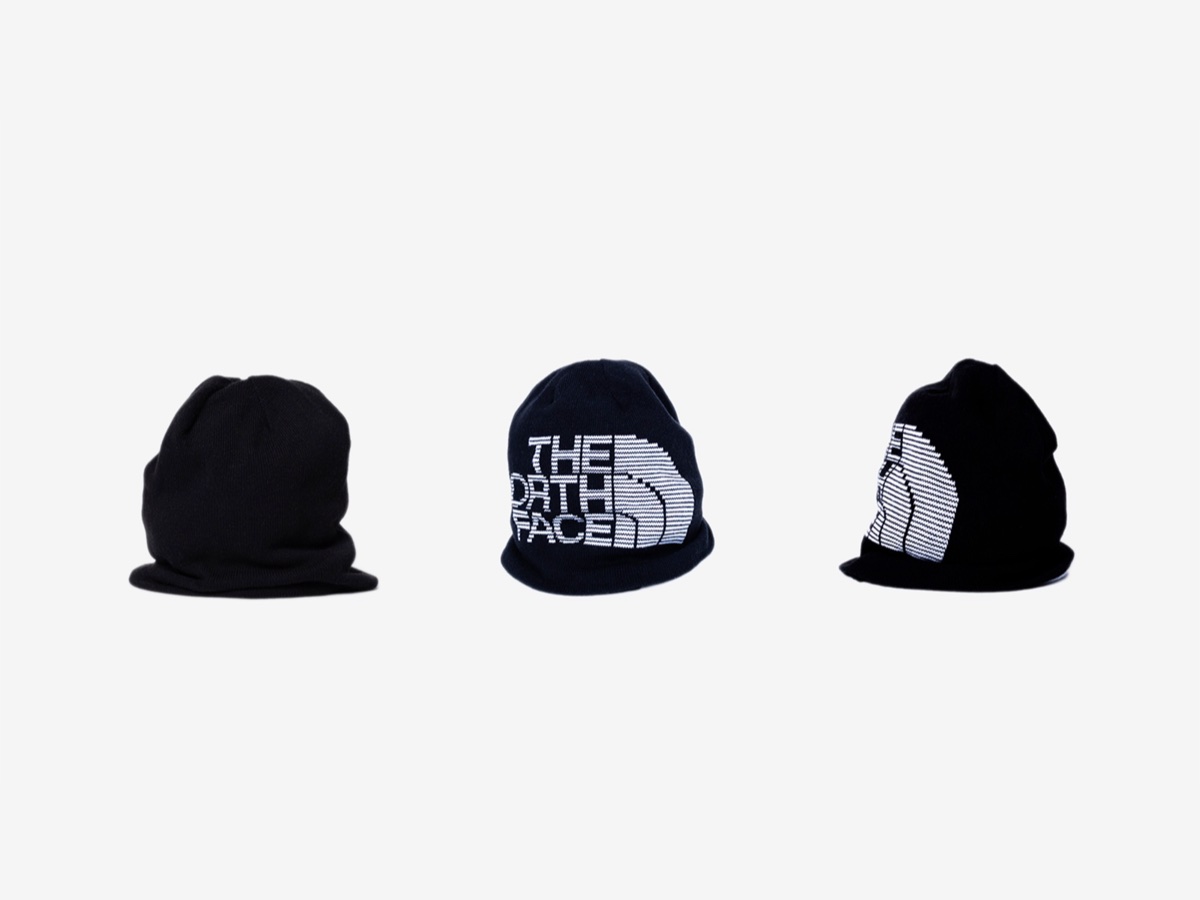 Schwarze Strickmütze mit The-North-Face-Logo in drei Ansichten – von hinten, von vorn, von der Seite – nebeneinander auf hellgrauem Grund, Produktfoto aus dem Foto-ÜK.