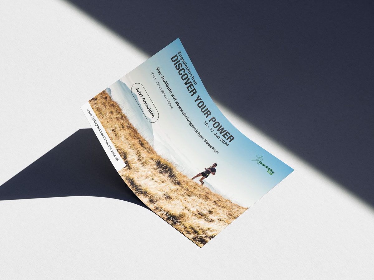 Flyer im Querformat, schräg liegend mit Schattenwurf: Läufer auf einem Grat, im Himmel darüber «Discover your power» in fetten Versalien, unter dem Text das Feld «Jetzt Anmelden», oben rechts das grüne Signet